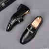 Moda 2022 Mężczyźni Black Pointed Hollow Out Oddychający Oxford Mieszkania Casual Buty Homecoming Suknia ślubna Prom Zapatillas Hombre