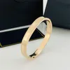 bedelarmband liefdesontwerper armbanden goud armband zilveren roestvrijstalen letter mode sieraden colorfast damesheren heren chirstmas thanksgiving dag paar bangle