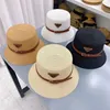 Дизайнерская кепка пряжка соломенная шляпа мода мода Мужчины Женщины. Установки шляпы высококачественные солнцезащитные шапки 4 цвета