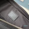 デザイナー - ファクトリー卸売メンズショルダーバッグリアルレザーバックパックバッグ正しいアラインメントマンハンドバッグ財布ハンドバッグホットサイズ25cmx18cm.5