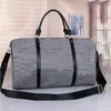 Designer de luxe populaire 50CM Sacs de voyage Grande capacité Usage général Femmes Hommes Cuir Pu Carry Bagages Stripe Célèbre Bretelles Duffel Bag Messenger 071