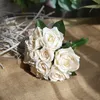 Fiori decorativi Corone 1 Bouquet Artificiale Romantico Rosa Bianco Bianco Sposa Sposa Holding Flower Silk Flores Home Decorazione del partito Vaso AR