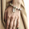 Armreif Metall übertrieben Armband Gold Schloss Anhänger Perlen Mode Trend Schmuck Zubehör für Frauen