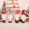 Söt juldekoration designer vin täcker xmas röd grå flaska snöflinga kläder älva ansiktslösa gnom kreativa viner flaskor kläder stickning dekor presenter