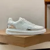 Haute qualité printemps hommes chaussures baskets design de luxe assorties en cuir de vachette blanc mat avec la même couleur semelle extérieure taille 38-45 mkjkkl00001