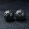 Meditazione curativa Reiki con sfera di pietra lavica e sfera di cristallo con supporto