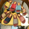 Luxurys designers sandaler för kvinnor klassiska blommor brokad glider lägenheter läder gummi plattform flip flops växel botten strandskor
