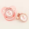 Pacifiers# Rose Gold Crown 26 اسم رسالة أولية للأطفال مع مقطع طعام من الدرجة السيليكونية وهمية