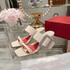 2022 Ny lyxdesigner Diamantspänne Sandaler Sommar Slipper Kvinnor Läder Mules Squared Sole Sandal Sexy Party Shoes 5,5cm