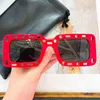 Designer zonnebril OERI025 Classic Red Square frame Acetaat Zonnebril Tempel Tangle Witte pijl Heren Dames Mode Trend Persoonlijkheidsfeestclub met doos