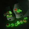 MOQ 50st Garden Magic Style Luminous Croc Charms 2d PVC Glow in the Dark Shoe Decorations Accessories Fluorescerande CLOG Knappar Sko Charm Buckles Fit Kids Sandals