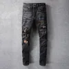 Herren-Jeans, schwarz, schmal geschnitten, zerrissenes Knie mit Leoparden-Patches, schmale Hose für Männer, die verkürzte Jeans, Stretch, Distressed-Motiv, trendig, lang, gerade, von hoher Qualität tragen