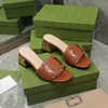 2022 Designer Sexig Platt Tofflor Kvinnor Interlocking Utskuren Slide Sandal Fyrkantiga Mules Dam Flip Flops Broderade Plattform Gummi Sandal Läder Fritidssko NO384