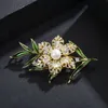 Koreańska moda elegancka luksusowa perłowska broszki z lśniącym CZ cyrkon proste kwiaty emalia broszka akcesoria dla kobiet