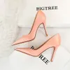 2022 Femmes Mode High Talon Design Robe Chaussures Filles Sexy Soft pointu Toe Talons fins Pompes Chaussure Bureau Lady Travail Dîner Sexy Vert Mariage Noir No Box # H19