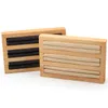 ジュエリーポーチバッグは、固体木材で作られたリングトレイの小道具を表示します。