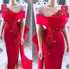 Saudyjska Arabska Czerwona Suknie Wieczorowe Sheer Neck Bow Sash Lace Aplikacja Zroszony Perły Płaszcz Satin Side Split Afryki Formalne Party Prom Suknie