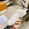 Wygodne trampki Proste modne design sneakers Mężczyźni i kobiety cielęce skórzane trampki lewdowe szorstkie buty do biegania mody z nadrukiem