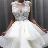 Abiti da sposa corti 2022 da spiaggia Abito da sposa Una linea 3D Applique floreale Fiori fatti a mano Increspature a strati Senza schienale Sopra il ginocchio Vestido De Novia pplique bove