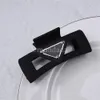 Designer Casual Style Clamps Triangle Badge Fashion Hair Jewelry Luxury Letter Hair Clamp för Woman2480835