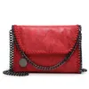 Gelehnt über kleine Händedruck-Mini-Designertaschen aller Größen berühmte weibliche Markennamen 2021 stella mcartney falabella bags256T