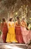 Boho Chiffon Bridesmaid Dress 2023 A-Line Spaghetti Straps Ruffle Maxi Evening Clown Golvlängd slits Backless Maid of Honor Party Party