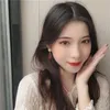 クリップオンスクリューバックチャームチャームクラシックレッド韓国のイヤリングのエレガントな女性のためのシンプルな女性耳クリップジュエリークリップオン
