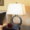 テーブルランプモダンシンプルランプリビングルームベッドルームのためのアメリカンゴールドアイアンデスク装飾ライトE27北欧のベッドサイドランプ可能