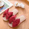 2022 Mulheres chinelos internos Bow Summer Home Shoppers Sapatos de outono Slídios de lison slient lison liso para o quarto J220716