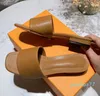 Luxury Sculpted Print Women's High Heels Sandaler och tofflor Leather Beach Ladies Versatile Heel Square Toe präglade platta sandaler2022
