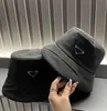 Luxus Nylon Eimer Hut Für Frauen und Männer 2022 Neue Designer Damen Mädchen Winter Metall Dreieck Kappe Fischer Hüte Streetwear sun Caps Drop