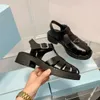 Designersandaler Soft Cage Gummisandaler 22SS Dam Läder Dam Ankelrem Spänne Brevtryckt Chunky Heel Yttersula Sandal Plattform Sommar Beach Slipper