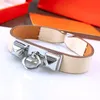 Pulsera de cuero genuino de joyería de marca de alta calidad para mujer pulsera de acero inoxidable con remaches 272s