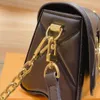 Vrid handväska kedja Crossbody Bag Flap Axelväskor Detchable Justerbar Läderrem Rivet Inredning Inre Flat Pocket Puffer 011
