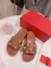 2022 Casual mode luxe slippers met gouden spikes en aangepaste stof dikke zolen slippers voor vrouwen maat 35-40