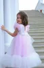Flickans klänningar Amaya Pink Flower Girl 2022 ärmlös bollklänning tyll ruffles knä längd heliga nattvards klänningar puffy för barngirl's