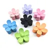 Fashion Women Plastic Hair Claws Clamps charme Couleur solide Fleur Fleur Lady Small Hair Clips Coiffure Accessoires de cheveux