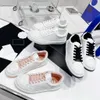 Modeskodesigner kvinnor Läder Sneakers Sneakers Färgmatchning Vit Svart Platt sula Dam Klassiska Lyxiga Casual Skor