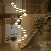 Lampy wiszące schody długie światła nowoczesne minimalistyczne willa nordycka salon obrotowy schodowa wisząca lampa światła
