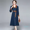 Robes décontractées Vintage Femmes Denim Dress Haute Qualité Automne PU Col Rabattu Épissage Simple Poitrine A-Line Vestidos Avec Ceinture