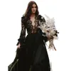 Vintage Gothic Black A Line Wedding Dress Długie rękawie w szpic boho boho ślubne suknie ślubne seksowne z boku koronkowe aplikacje 2022 Eleganckie romantyczne sukienki na pannę młodą plażową na plaży