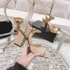 Sandálias mulheres cadeia banhada a ouro em torno da única a mais recente passarela de verão de primavera Botas frescas senhoras elegantes Rebites de Lace-up Rebites Chunky Heels Chunky