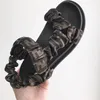 2022 lyxiga sandaler dam tofflor män rutschkanor läder sandal dam Hook Loop fritidsskor 35-41 Designertryck