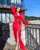 Sexy Red Mermaid Abendkleid Volle Hülse V-ausschnitt Dubai Frauen Bodenlangen Tragen Feder Hohe Split Party Prom Formale kleider