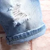 Män jean shorts sommar rippade denim blå halv knälängd shorts smala passformar5690102