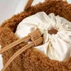 イブニングバッグ冬のファッションフェイクファーバケツハンドバッグ女性新しい韓国人工子羊ダウンクロスボディバッグレディースエレガントな豪華な財布20220607