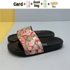 Strandtofflor Stripe Slides Gummiskor Bee Canvas Gröna Blommor Matelass Röd Satin Slide Web Rosett Jordgubbstryck Män Kvinnor Designersandaler