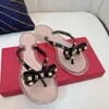 Kadınlar Jelly Sandals Designer Flip Flops Terlik Kadınlar Perçin Platformu Slide Lady Beach çivili Daireler Slaytlar Moda Rubb4517130