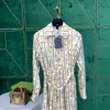 2022 Luksusowy projektant projektów Nowe produkty sukienki i umieszcza je na półkach spersonalizowaną satynową sukienkę z satynową satyną 3705494