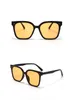 Modne eleganckie okulary przeciwsłoneczne Klasyczna konstrukcja ramy Wysokiej klasy okulary dla mężczyzny Kobieta Dobra jakość 5 kolorów Opcjonalnie